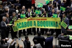 Lower house members who support the impeachment demonstrate during a session to review the request for Brazilian President Dilma Rousseff's impeachment, at the Chamber of Deputies in Brasilia, Brazil, April 15, 2016.