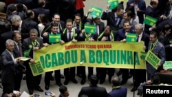 Wabunge wa Baraza Kuu wanaounga mkono kufunguliwa mashtaka rais wakikusanyika pamoja wakati bwa mjadala wa bunge. mjini Brasilia, Brazil, April 15, 2016.