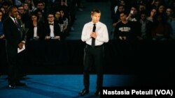 Le président français Emmanuel Macron devant les étudiants de George Washington Université, à Washington DC, le 25 avril 2018. (VOA/Nastasia Peteuil)