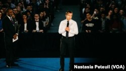 Presiden Perancis Emmanuel Macron berbicara di depan mahasiswa Universitas George Washington di Washington DC, Selasa 25/4. (VOA/Nastasia Peteuil)