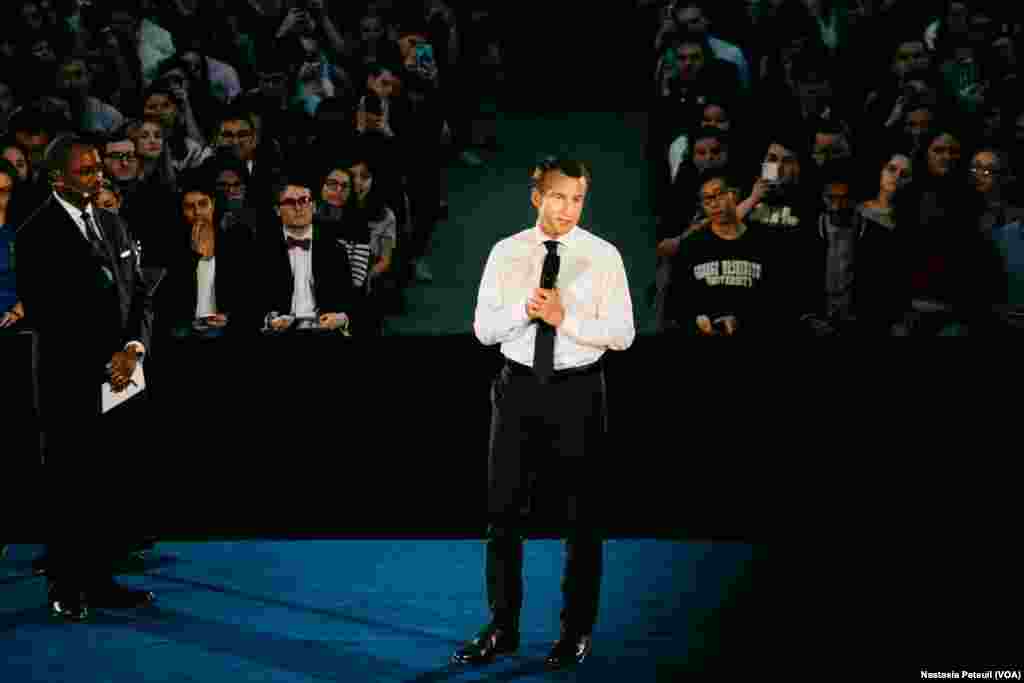 Le président français Emmanuel Macron devant les étudiants de George Washington Université, à Washington DC, le 25 avril 2018. (VOA/Nastasia Peteuil)