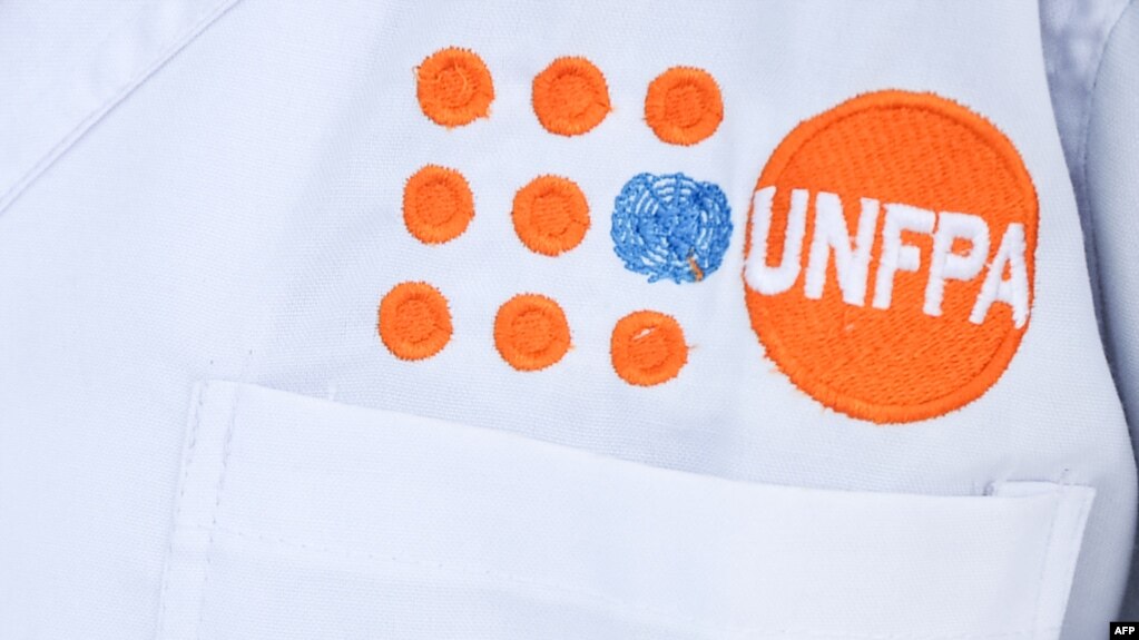 유엔인구기금(UNFPA) 직원 가운에 새겨진 로고.