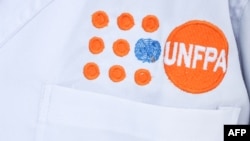 유엔인구기금(UNFPA) 직원 가운에 새겨진 로고.