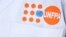 유엔인구기금(UNFPA) 직원 가운에 새겨진 로고.
