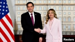 2026년 5월 8일, 이탈리아 로마의 팔라초 키지(총리 관저)에서 조르자 멜로니 이탈리아 총리(사진 오른쪽)가 마르코 루비오 미국 국무장관을 맞이하며 악수하고 있다.