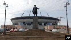 Le stade Zenit Arena qui accueillera quelques matchs de la Coupe du monde 2018, en construction à Saint-Pétersbourg, en Russie, le mardi 5 avril 2016, avec une sculpture d'un des leaders bolchevik Sergei Kirov au premier plan. Une délégation de la FIFA et du Comité local d'organisation de la Coupe du Monde de la FIFA, Russie 2018 effectue une troisième tournée de planification opérationnelle des stades russes avant la Coupe du Monde de la FIFA 2018. 