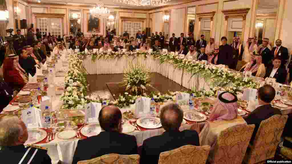 عمران خان سعودی شہزادے محمد بن سلمان کو دیے گئے عشائیہ کے دوران خطاب کر رہے ہیں۔