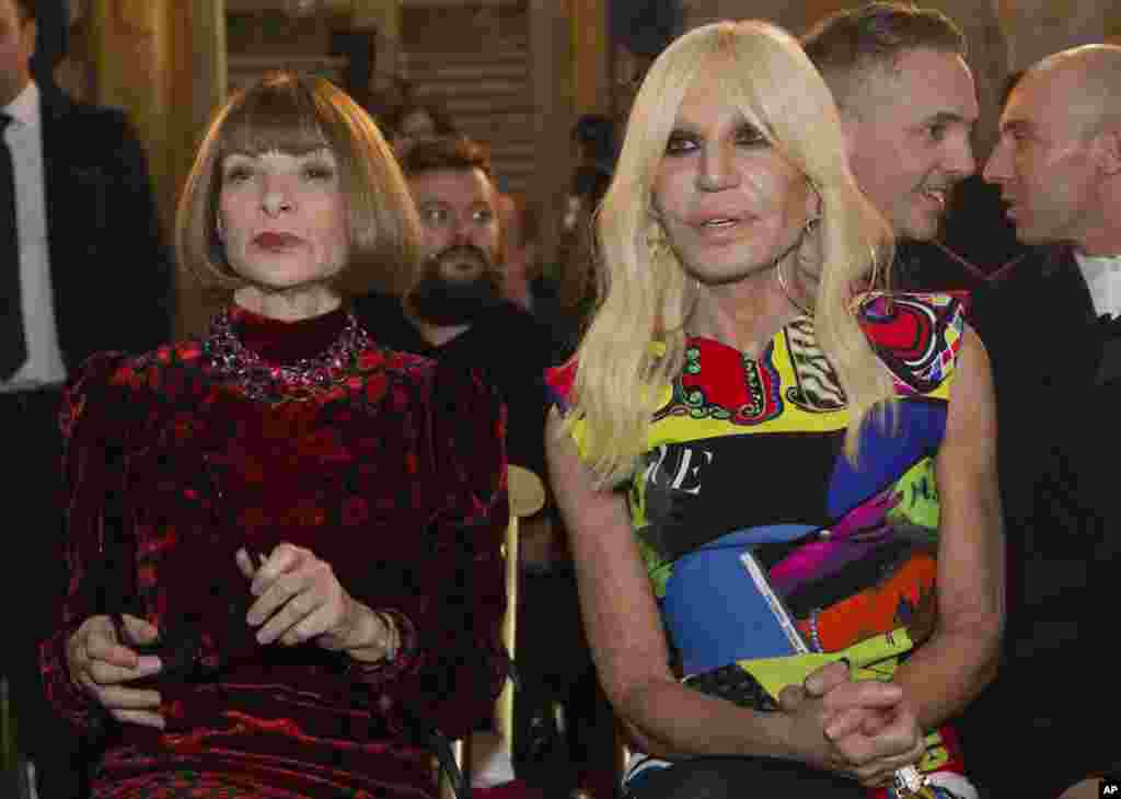 디자이너 도나텔라 베르사체(오른쪽)와 패션지 &#39;보그&#39; 수석에디터 안나 윈투어가 이탈리아 로마 &#39;팔라초 콜론나&#39; 에서 열린 패션 행사에 나란히 앉아있다.