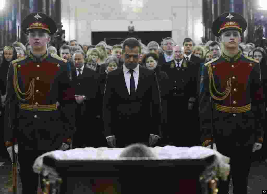 Elchi Karlov bilan vidolashuv