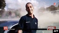 23-godišnji Francuz alžirskog porekla, Mohamed Merah, osumnjičen za sedmostruko ubistvo na jugu Francuske, pronađen je mrtav pošto je pucajući iskočio kroz prozor svog stana u Tuluzu