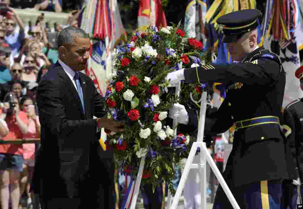 Presiden Barack Obama meletakkan karangan bunga di Makam Pahlawan Tak Dikenal di Taman Makam Pahlawan Arlington, 16 Mei 2014.