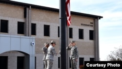 2018年3月16日，國旗隊成員在德克薩斯州古德費羅空軍基地的諾瑪·布朗樓前舉行降旗禮。（美國空軍圖片）