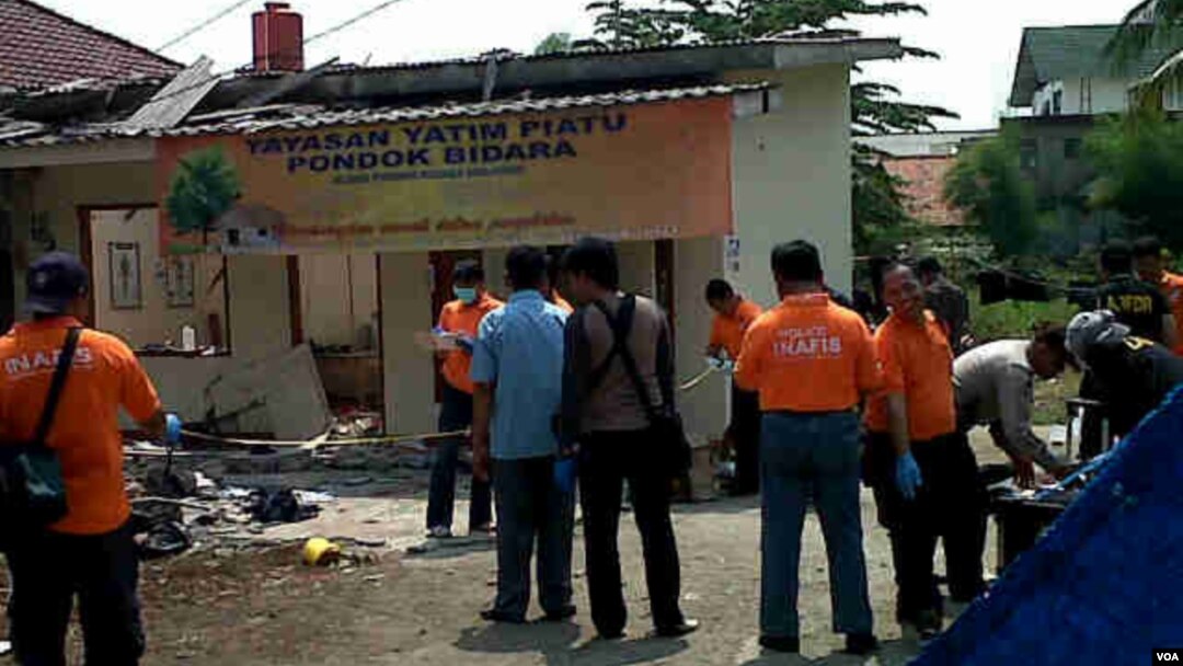 Polisi mengolah tempat kejadian perkara ledakan bom di Depok, Jawa Barat. (VOA/Andylala Waluyo)