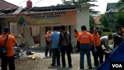 Polisi mengolah tempat kejadian perkara ledakan bom di Depok, Jawa Barat. (VOA/Andylala Waluyo)