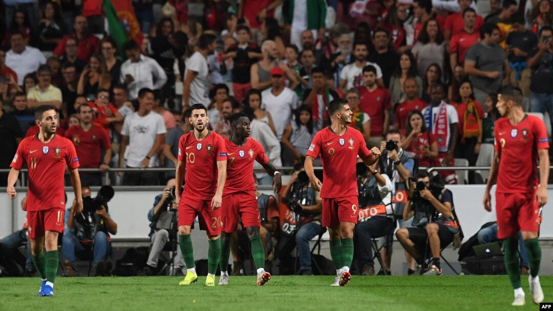 Pemain depan timnas Portugal, Andre Silva (kedua dari kanan) merayakan gol yang dicetaknya dalam laga UEFA Nations League antara Portugal melawan Italia di Stadion Luz di Lisbon, 10 September 2018.