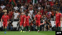 Pemain depan timnas Portugal, Andre Silva (kedua dari kanan) merayakan gol yang dicetaknya dalam laga UEFA Nations League antara Portugal melawan Italia di Stadion Luz di Lisbon, 10 September 2018.