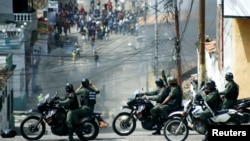 Fuerzas de seguridad venezolanas reprimen una protesta antigubernamental en San Cristobal, en enero de 2015.