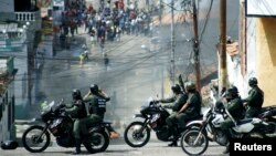 Students clash with national guards during a protest against the government in San Cristobal, Venezuela, Jan. 14, 2015. 