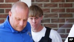 Dylann Roof ​អាយុ២១​ឆ្នាំ​ ដែល​បាន​ស្ថិត​នៅ​ក្នុង​ការ​ឃុំ​ឃាំង​របស់​ទីភ្នាក់​ងារ FBI បាន​ត្រូវ​ដឹកតាម​យន្តហោះ​​ទៅ​កាន់រដ្ឋ South Carolinaវិញ​កាល​ពី​ថ្ងៃ​ព្រហស្បតិ៍។