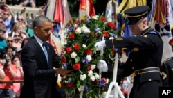 Presiden Barack Obama melakukan peletakan karangan bunga di Makam Tentara tak dikenal, di Arlington, Virginia Senin (26/5).