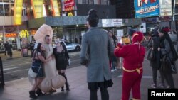 Celebraciones de Halloween en Nueva York. En la Universidad del Sur de California, un tiroteo durante esas fiestas dejó 4 heridos.