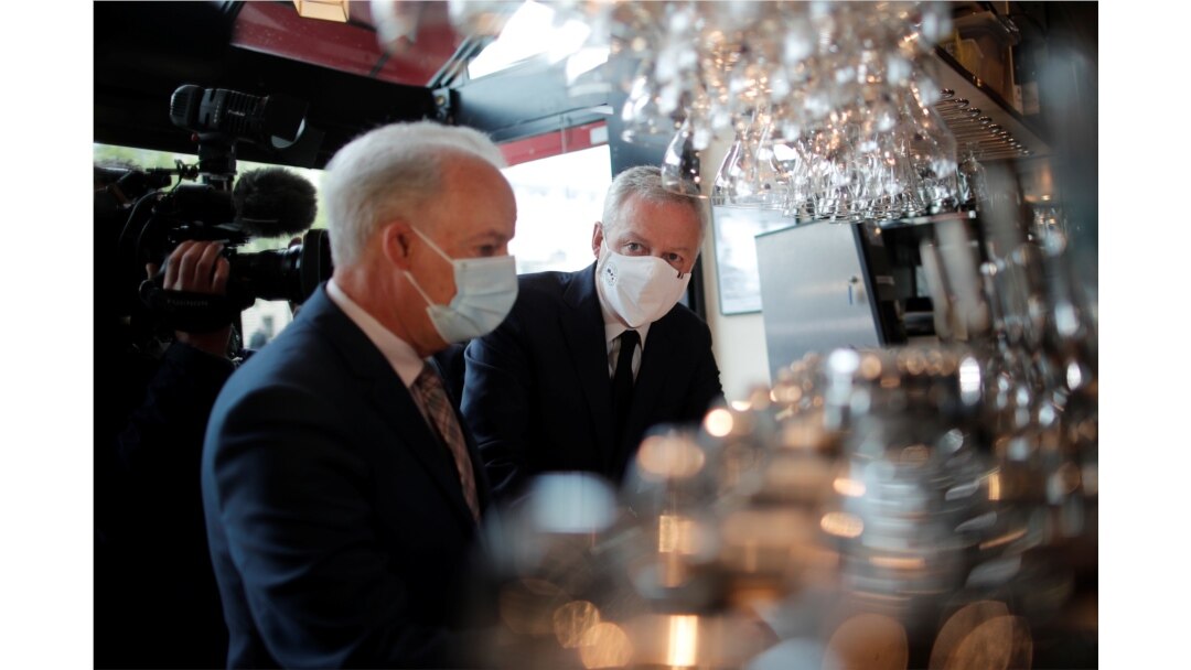 Menteri Ekonomi dan Keuangan Perancis Bruno Le Maire dan Menteri Muda Perusahaan Kecil dan Menengah Perancis Alain Griset mengunjungi sebuah kafe dalam persiapan pembukaan kembali restoran dan bar di Paris, setelah dilonggarkannya aturan pembatasan di tengah pandemi COVID- 19 di Perancis, 18 Mei 2021. (REUTERS / Benoit Tessier)