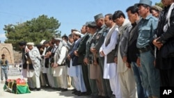 Похороны заместителя шефа полиции провинции Газни Мохаммада Хуссейна. Газни, Афганистан. 28 апреля 2013 года