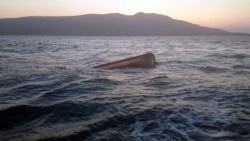 Sebuah kapal yang digunakan oleh migran untuk menyeberang ke Pulau Kos di Yunani, terbalik di perairan Laut Aegean, di lepas pantai Bodrum, Turki, 24 Juni 2015. (Foto: Turkish Coast Guard via AP)