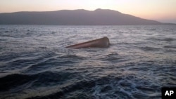 Sebuah kapal yang digunakan oleh migran untuk menyeberang ke Pulau Kos di Yunani, terbalik di perairan Laut Aegean, di lepas pantai Bodrum, Turki, 24 Juni 2015. (Foto: Turkish Coast Guard via AP)