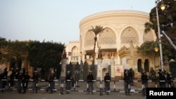 Охрана у президентского дворца в Каире, Египет. 16 декабря 2012 года
