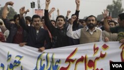 Warga Pakistan meneriakkan slogan-slogan anti-Amerika dan NATO di Lahore (Sabtu 26/11) setelah serangan fajar NATO menewaskan 26 personil militernya.