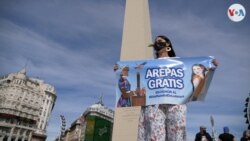 Con el Obelisco de paisaje y carteles, la ciudad de Buenos Aires se unió a la celebración por el Día Mundial de la Arepa. Septiembre 11, 2021. Foto: Nicolás González - VOA.