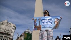 Con el Obelisco de paisaje y carteles, la ciudad de Buenos Aires se unió a la celebración por el Día Mundial de la Arepa. Septiembre 11, 2021. Foto: Nicolás González - VOA.