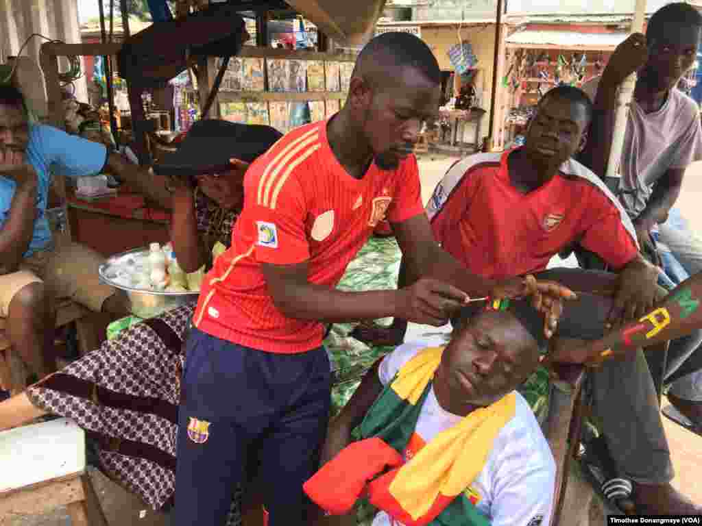 Les fans du Mali se préparent à Port-Gentil avant le match du groupe D, au Gabon, le 16 janvier 2017. (VOA/ Timothée Donangmaye)