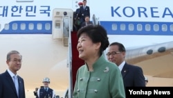  이란 국빈 방문을 마친 박근혜 한국 대통령이 4일 성남 서울공항에 도착해 환영 나온 관계자들과 인사하고 있다.