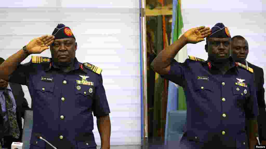 Sabon babban hafsin tsaron kasa, Air Marshal Alex Badeh (L).