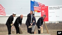 El vicealmirante estadounidense, James D. Syring, el presidente de Rumania, Traian Basescu , el subsecretario de Defensa de EE.UU. para Política, James N Miller, y el ministro rumano de Defensa, Mircea Dusa, durante la ceremonia.