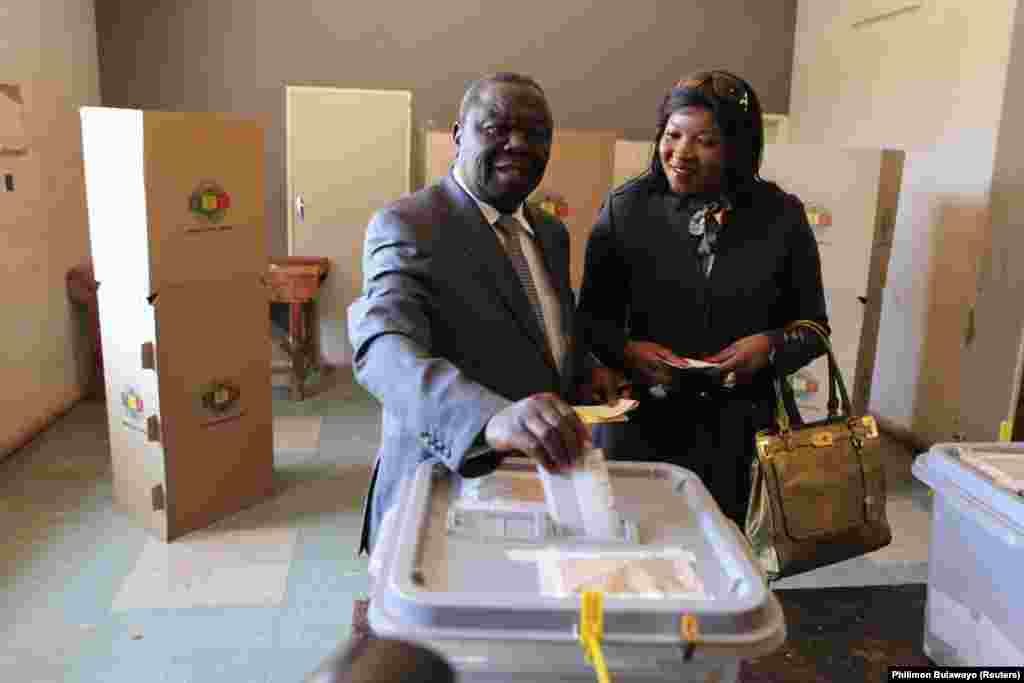 Zimbabwean opposition Movement For Democratic Change (MDC) leader Morgan Tsvangirai (L) casts his vote with his wife Elizabeth in Harare, July 31, 2013.