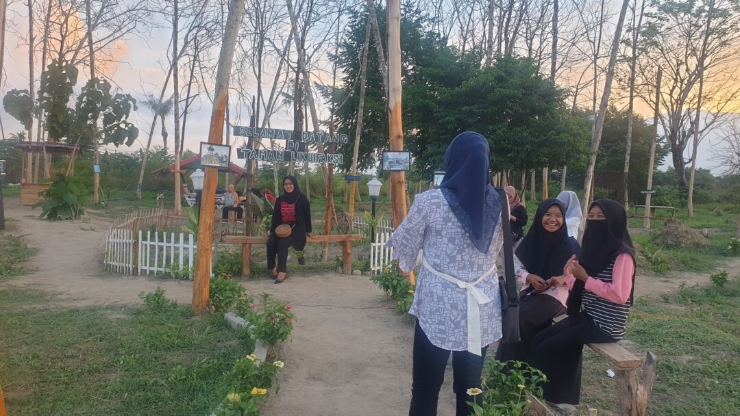 Aktifitas pengunjung berfoto di Taman Likuefaksi di desa Lolu, Kabupaten Sigi, Sulawesi Tengah, Minggu, 25 Oktober 2020. Foto : Yoanes Litha