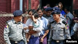 Kyaw Soe Oo e Wa Lone escoltados pela polícia, Yangon, Mianmar, Fevereiro, 2018.