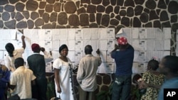 Confused voters look for their names on registration lists at a polling station in Democratic Republic of Congo's capital Kinshasa, November 28, 2011