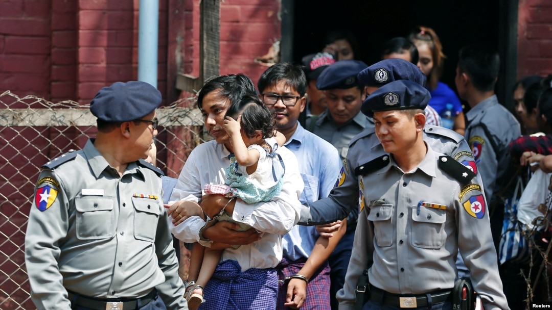 Wartawan Reuters Kyaw Soe Oo dan Wa Lone dikawal oleh polisi setibanya di pengadilan Yangon, Myanmar setelah istirahat makan siang, 14 Februari 2018. (Foto: dok).