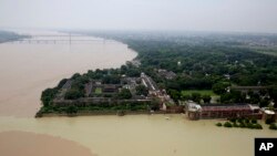 Le fleuve Gange vue d'un hélicoptère à Allahabad, en Inde, 26 août 2016. 