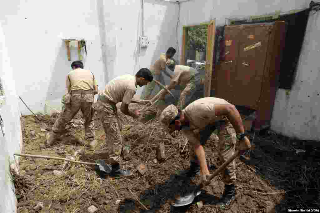 درجنوں افراد منہدم ہونے والی عمارتوں کے ملبے تلے دب گئے تھے۔