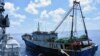 KRI Imam Bonjol (kiri) memeriksa kapal nelayan berbendera China, Han Tan Chou (kanan), di perairan dekat Kepulauan Natuna, 17 Juni 2016. (Foto: Reuters)