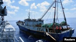 KRI Imam Bonjol (kiri) memeriksa kapal nelayan berbendera China, Han Tan Chou (kanan), di perairan dekat Kepulauan Natuna, 17 Juni 2016. (Foto: Reuters)