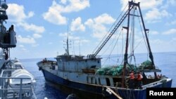 KRI Imam Bonjol (kiri) memeriksa kapal nelayan berbendera China, Han Tan Chou (kanan), di perairan dekat Kepulauan Natuna, 17 Juni 2016. (Foto: Reuters)