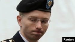 El soldado Bradley Manning entra a la corte en Fort Meade, Maryland.