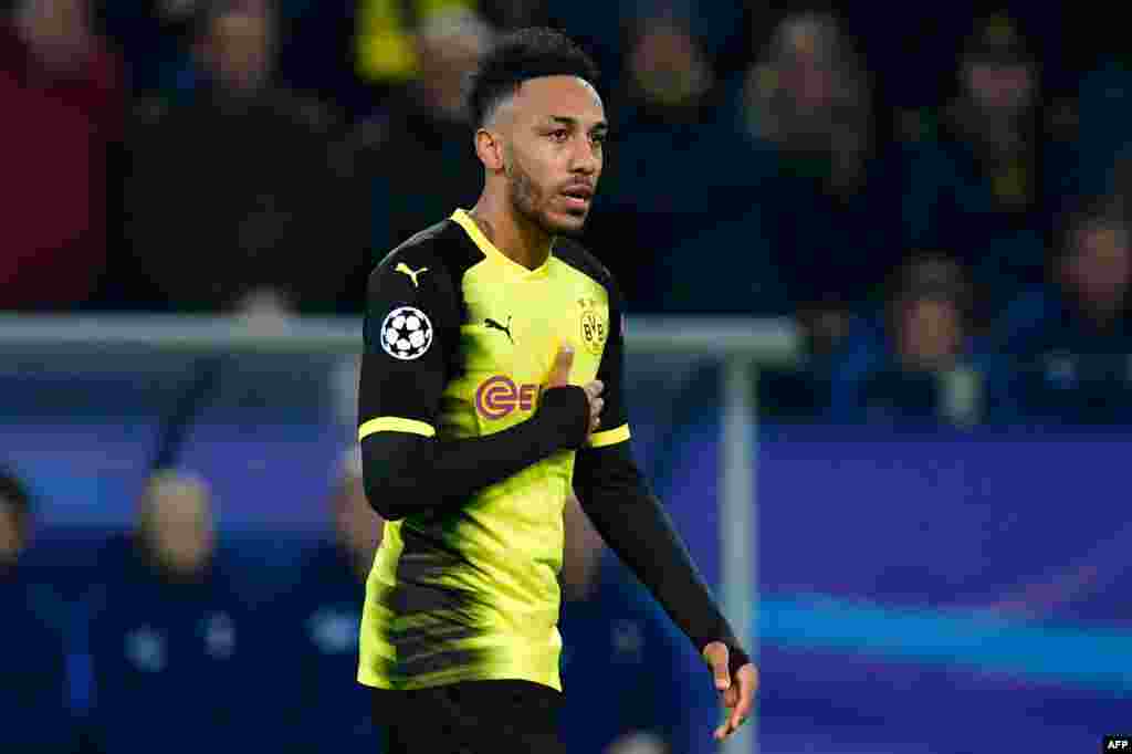 L'attaquant gabonais de Dortmund, Pierre-Emerick Aubameyang, célèbre son premier but lors d'un match de la Ligue des Champions&nbsp; Borussia Dortmund contre Tottenham Hotspur au BVB Stadion le 21 novembre 2017.