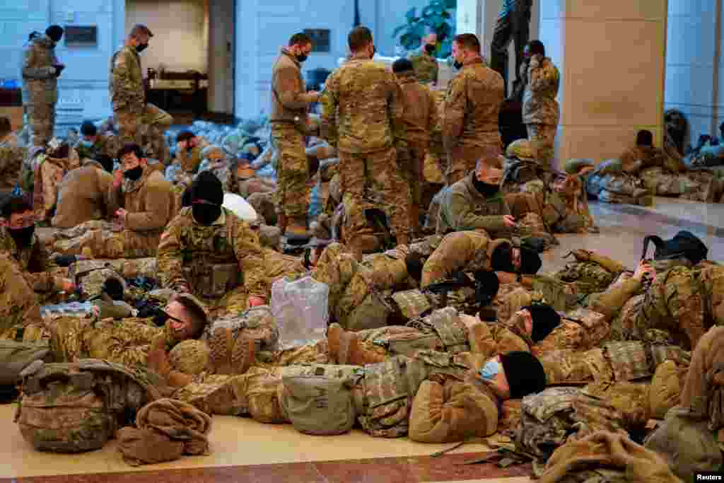 Los soldados se re&#250;nen en uno de los salones del Capitolio para descansar. 13 de enero de 2021.